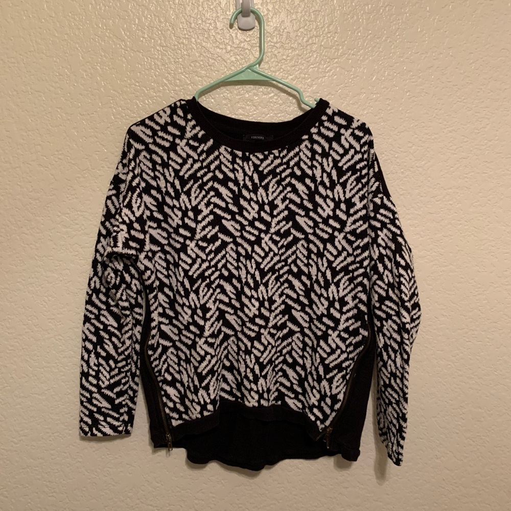 F21 Two toned zipper sweater with pattern EUC